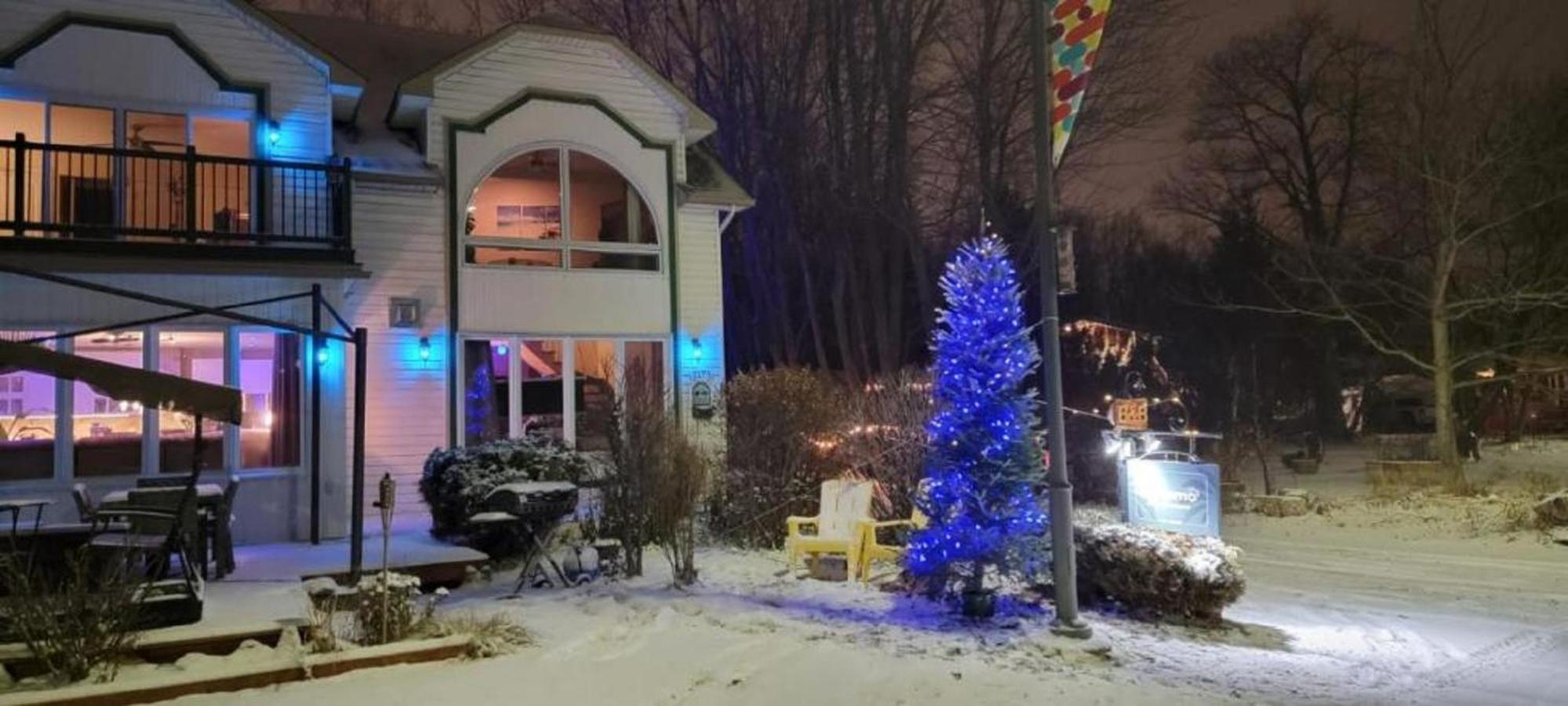 Kokomo INN Bed&Breakfast Ottawa-Gatineau's Only Tropical Riverfront B&B on the National Capital Cycling Pathway Route Verte #1 - for Adults Only - Chambre d'hôtes tropical aux berges des Outaouais BnB #17542O Exterior foto