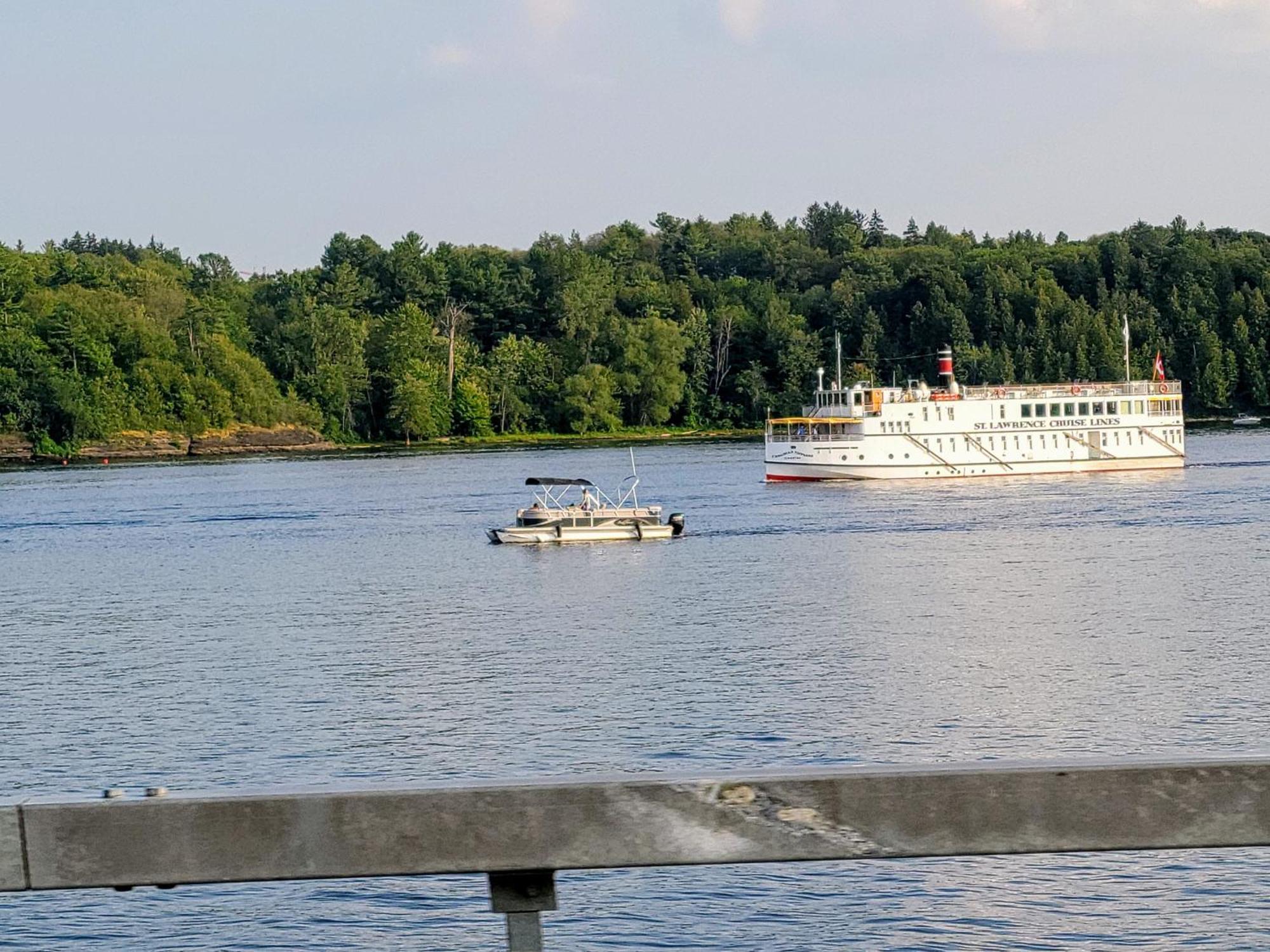 Kokomo INN Bed&Breakfast Ottawa-Gatineau's Only Tropical Riverfront B&B on the National Capital Cycling Pathway Route Verte #1 - for Adults Only - Chambre d'hôtes tropical aux berges des Outaouais BnB #17542O Exterior foto