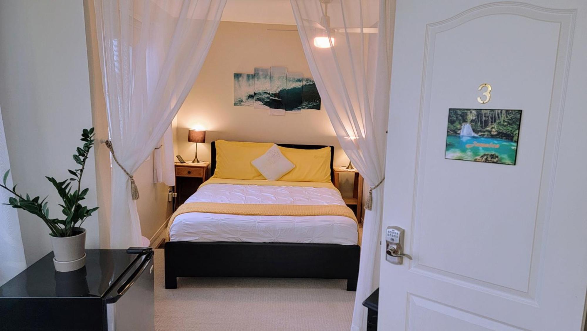 Kokomo INN Bed&Breakfast Ottawa-Gatineau's Only Tropical Riverfront B&B on the National Capital Cycling Pathway Route Verte #1 - for Adults Only - Chambre d'hôtes tropical aux berges des Outaouais BnB #17542O Exterior foto