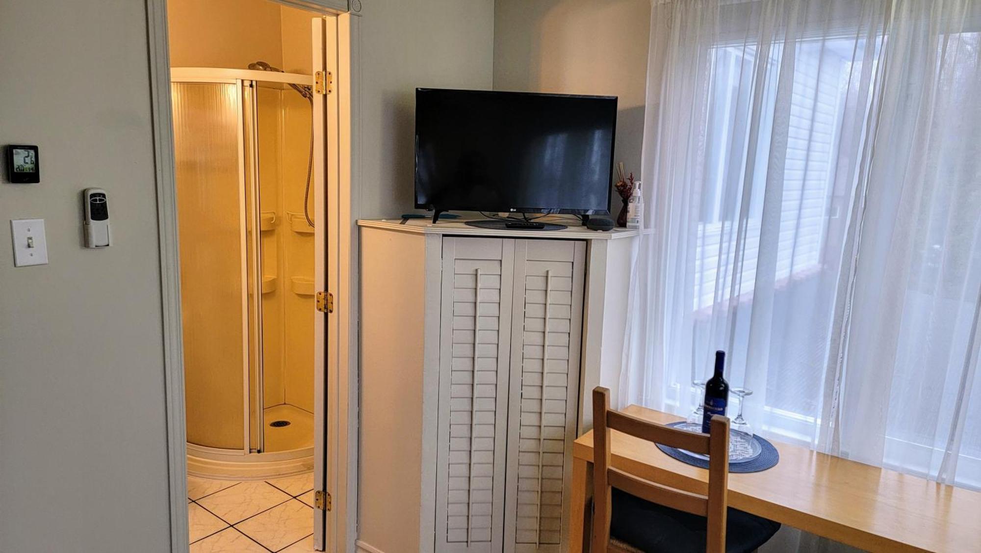Kokomo INN Bed&Breakfast Ottawa-Gatineau's Only Tropical Riverfront B&B on the National Capital Cycling Pathway Route Verte #1 - for Adults Only - Chambre d'hôtes tropical aux berges des Outaouais BnB #17542O Exterior foto