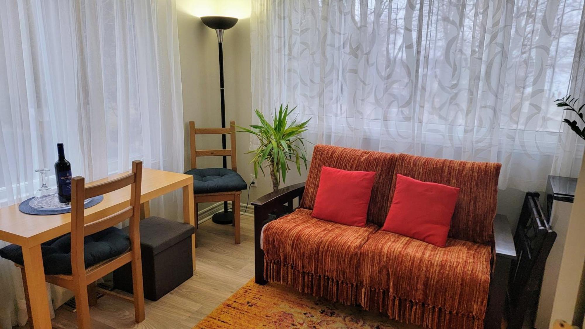 Kokomo INN Bed&Breakfast Ottawa-Gatineau's Only Tropical Riverfront B&B on the National Capital Cycling Pathway Route Verte #1 - for Adults Only - Chambre d'hôtes tropical aux berges des Outaouais BnB #17542O Quarto foto